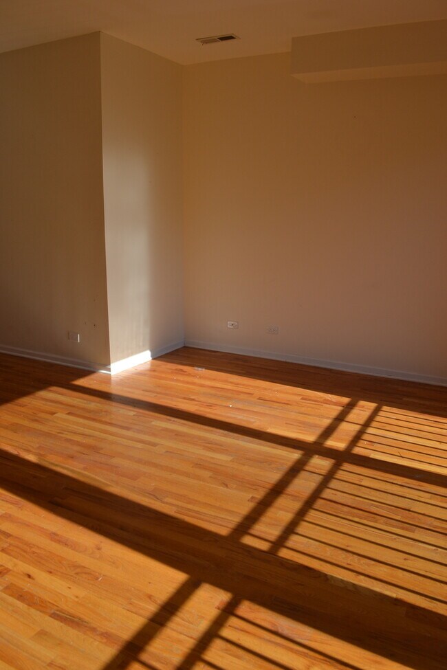 Foto del edificio - Gorgeous 2bd/2bth Excellent location on Bo...