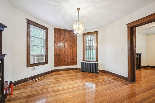 Building Photo - Charming 3br/3ba with Parking, Deck, & Fin...