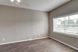 Building Photo - 10921 Shady Ln