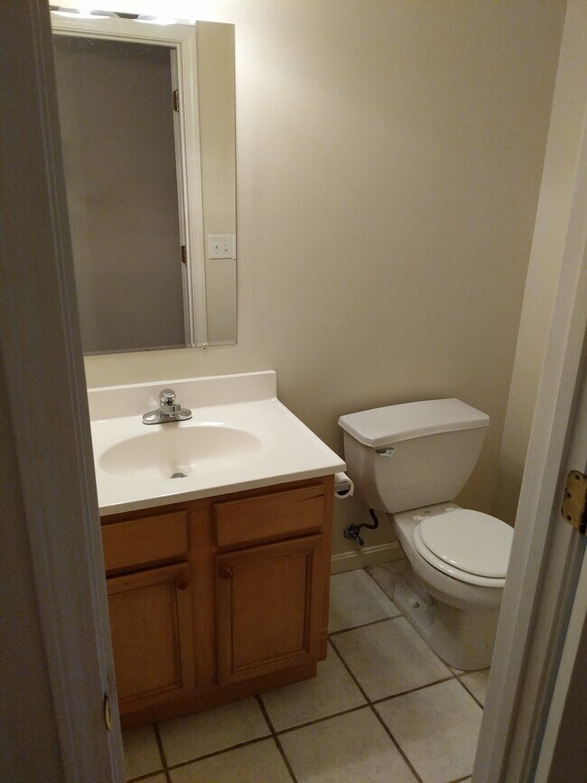 Medio baño, 1er piso - 1411 Monroe Ave.