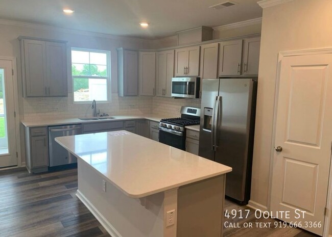 Building Photo - Stunning Brand New 3 Bed, 2.5 Bath Townhom...