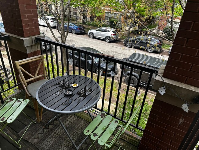 Building Photo - Spacious 3 Bed, 2 Bath Steps to Taylor Street