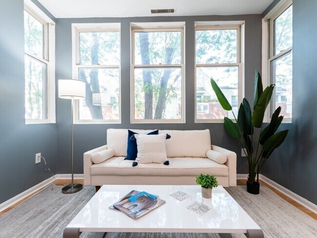 Foto del edificio - 218 Thorndike Pl