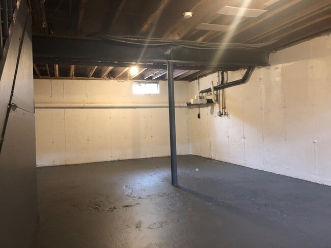 Building Photo - Spacious 2 Bedroom Townhouse