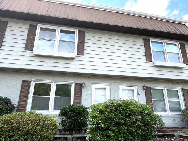 Building Photo - Pet friendly! 2 Bedroom, 1.5 Bath Town Hom...
