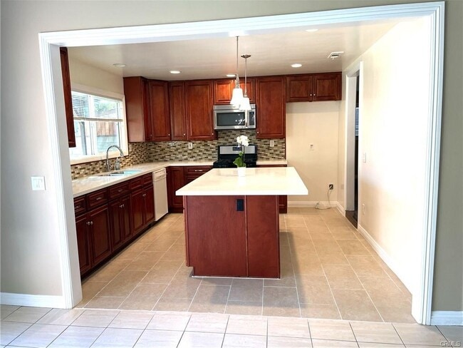 Foto del edificio - 7208 Enfield Ave