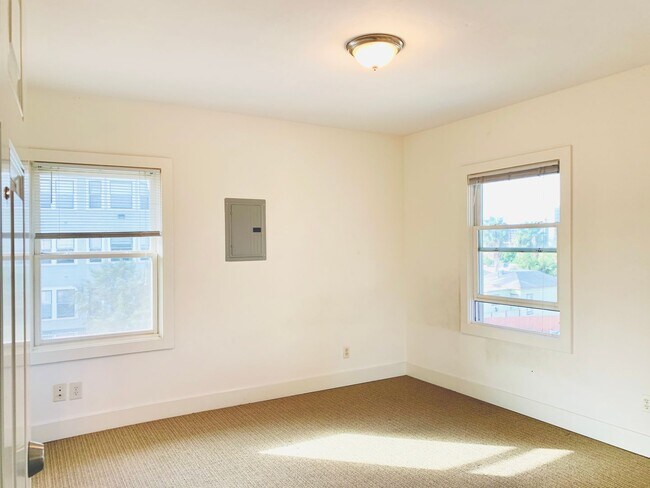 Foto del edificio - STUDIO WITH A PEAK VIEW OF DOWNTOWN! $1,49...