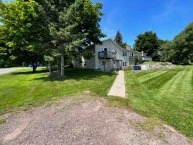 Foto del edificio - Spacious 3-Bedroom Apartment Near UVM with Private Entrance & Parking