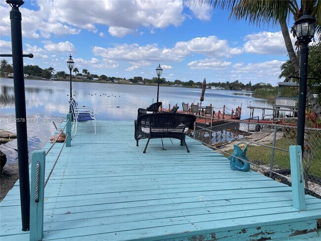 Foto del edificio - 4851 NW 192nd St