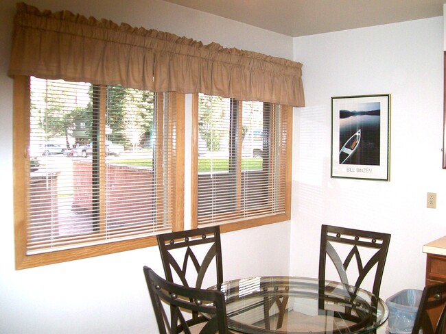 Building Photo - 835 E Hyman Ave