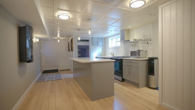 Building Photo - 94 Glenhaven St