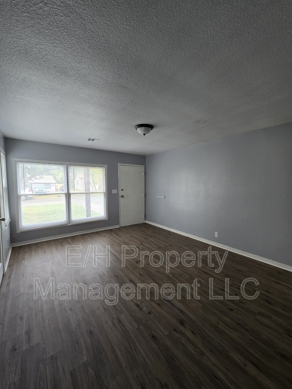 Building Photo - 1338 N Volutsia