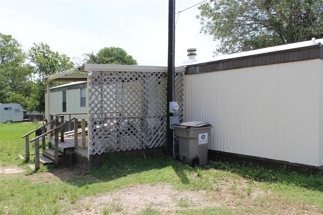 Building Photo - 1565 E Reno Rd