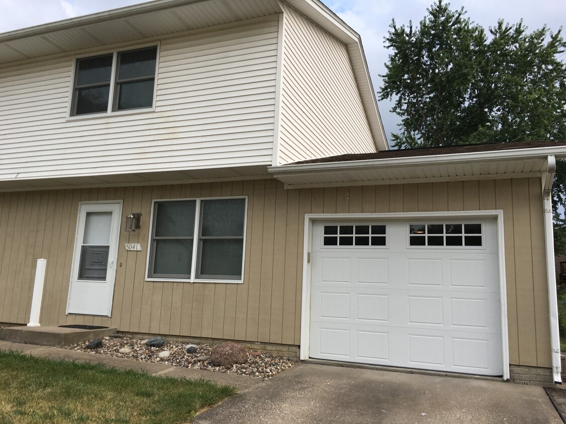 3041 Sunburst Dr, Bettendorf, IA 52722 Townhome Rentals in Bettendorf