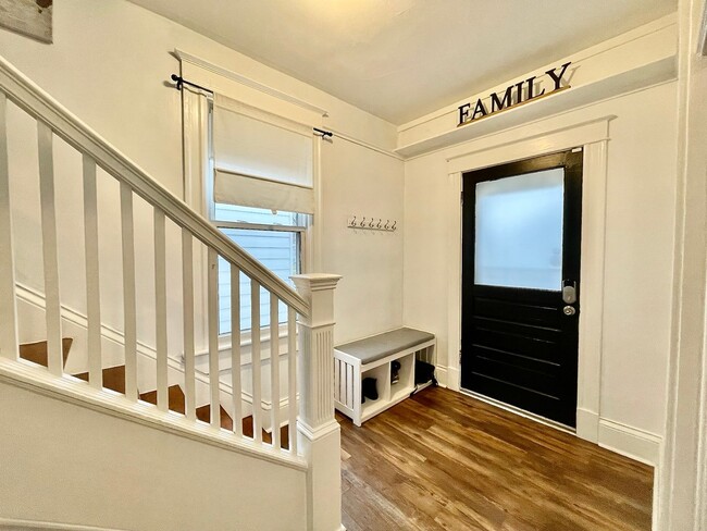 Building Photo - Charming 3-Bedroom Home Available 07-25-24...