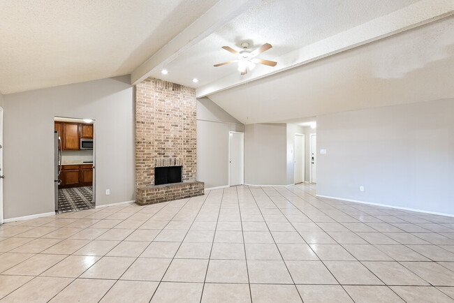 Building Photo - 16418 N Cross Dr
