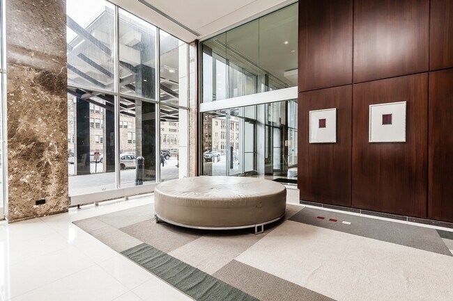 Foto del edificio - 655 W Irving Park Rd