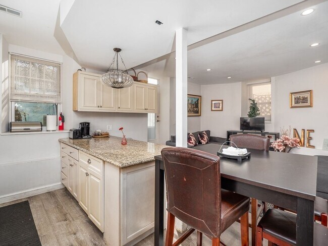 Building Photo - 6 Bed/3.5 Bath Mission Hill Unit with Laundry in Apt!