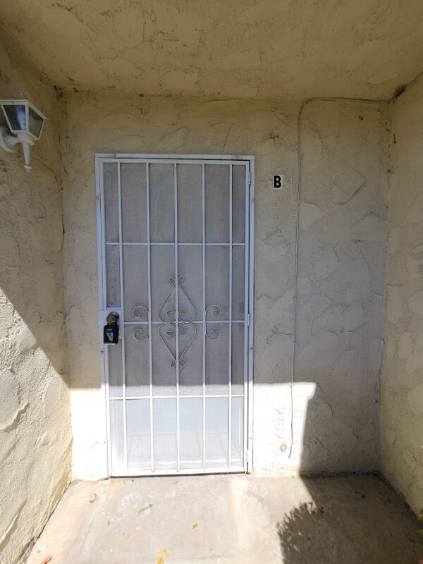 Building Photo - 2717 Santiago Rd