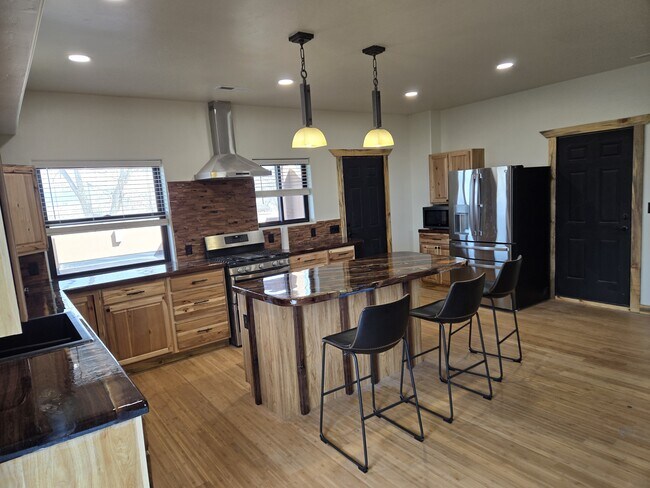 Kitchen Island - 2132 Canyon Wren Ct