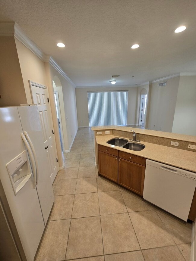 Building Photo - READY TO MOVE IN 2 BEDROOM 2 BATH CONDO IN WINDERMERE