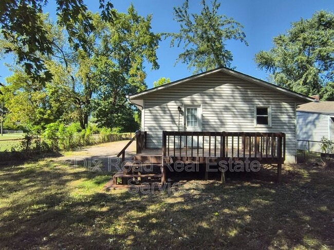 Building Photo - 2308 Waneta Ave