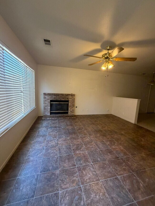 Foto del edificio - 2590-2596 Bright St