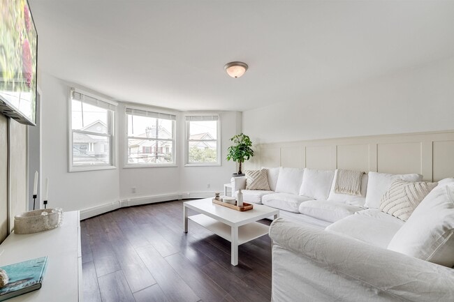 Building Photo - 37 ANDREW St