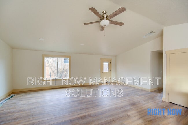 Foto del edificio - 702 Smith Ave