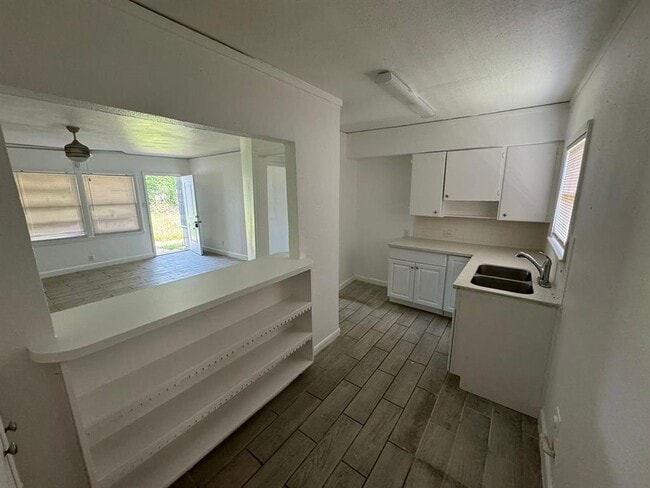 Building Photo - 1731 W 7th St