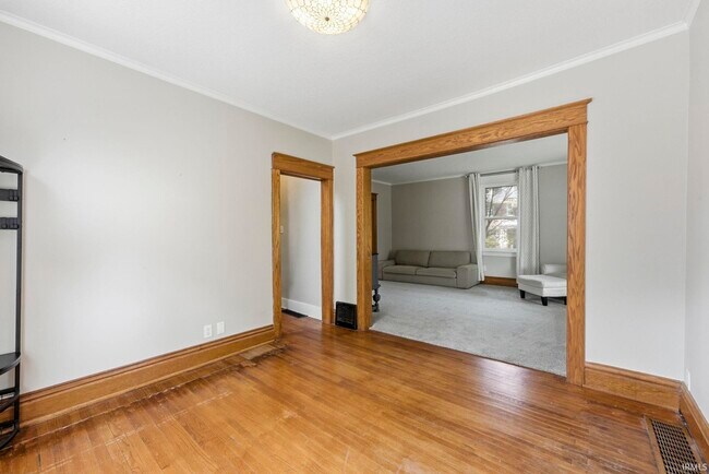 Foto del edificio - 527 W Oakdale Dr