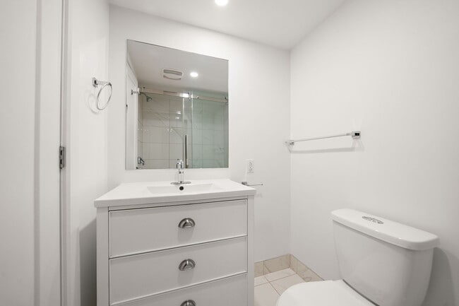 Building Photo - 1600 Alexandre-DeSève