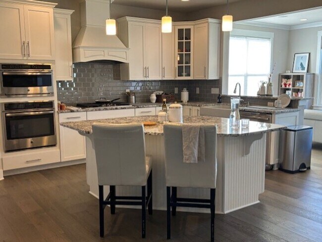 Foto del edificio - Stunning 5 Bed/4 Bath Home - Water View - ...