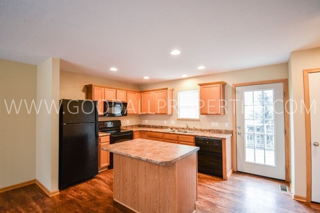 Building Photo - 2-Bedroom, 2.5-Bath Urbandale Townhome with 2-Car Garage & Deck