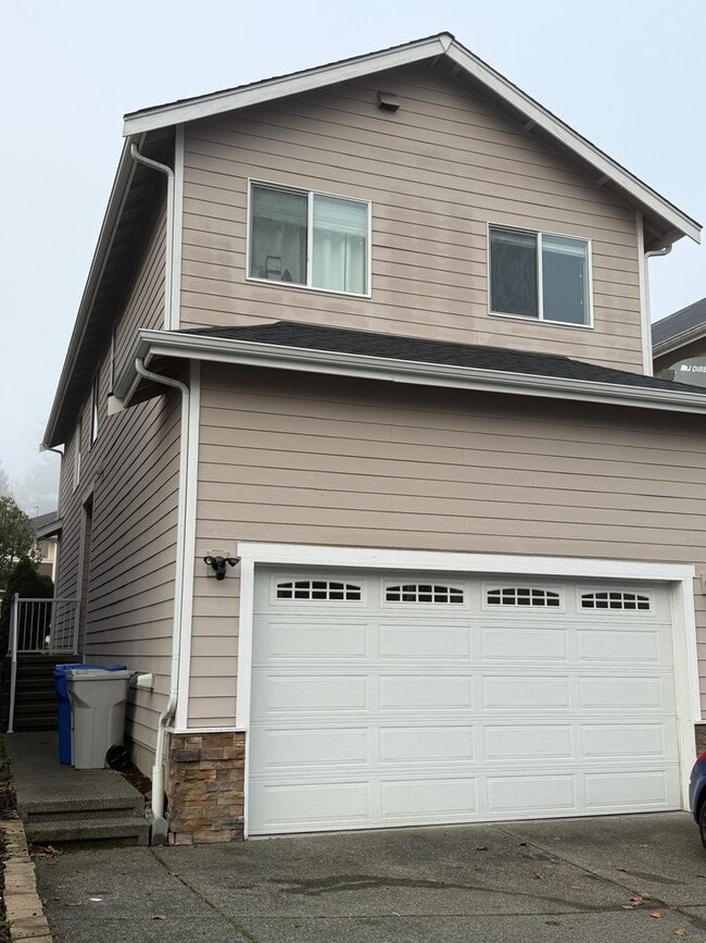 Foto del edificio - Beautiful 4 bedroom 2 story home ready for January 1 move in.