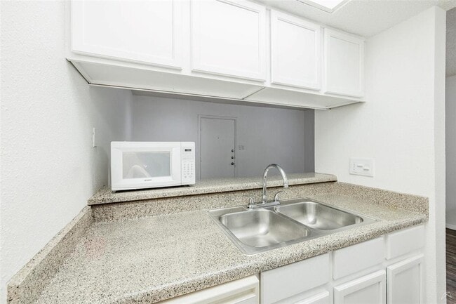 Building Photo - 3600 Greystone Dr