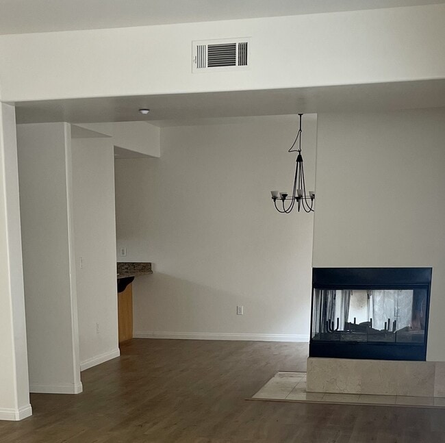 Building Photo - 3953 Riviera Dr