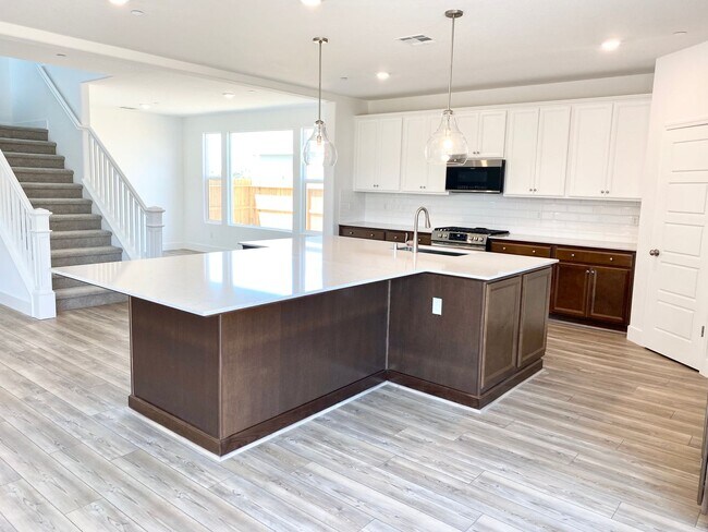 Foto del edificio - BRAND NEW Next-Gen 4 bed 3.5 bath Lennar with In-Law Suite