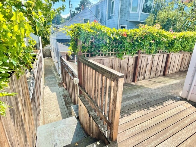 Photo - Remodeled Off Street Cottage 2BR/1BA Priva... Apartment