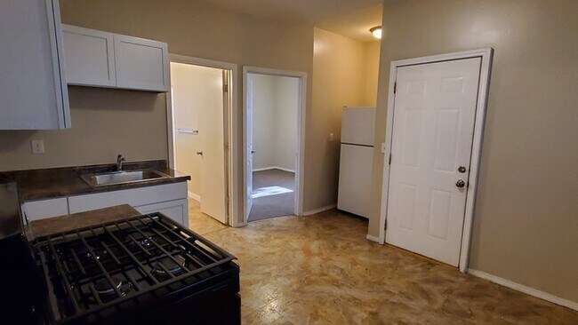 Foto del edificio - Recently Updated Spacious Two Bedroom Lowe...