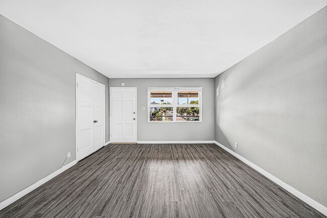 Building Photo - 445 W 15th St