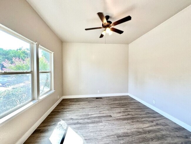 Building Photo - **Pre-Leasing for Summer 2025** Newly upda...