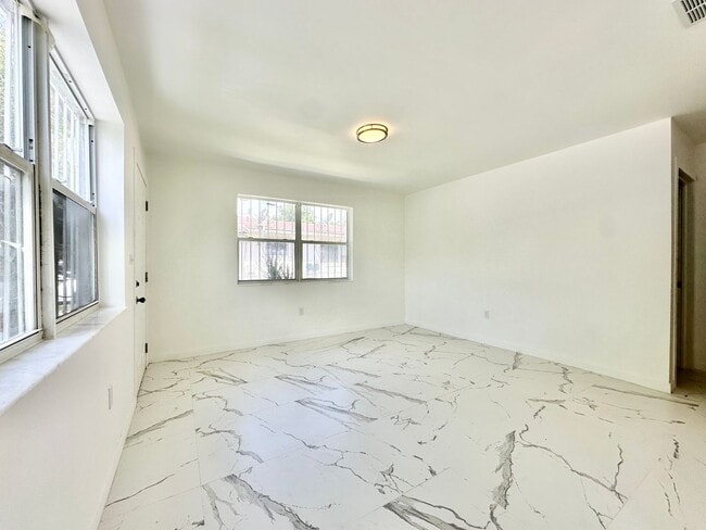 Building Photo - Freshly remodelled 2bed/1bath in a duplex ...