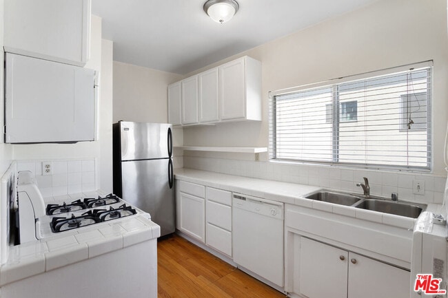 Foto del edificio - 11743 Mayfield Ave