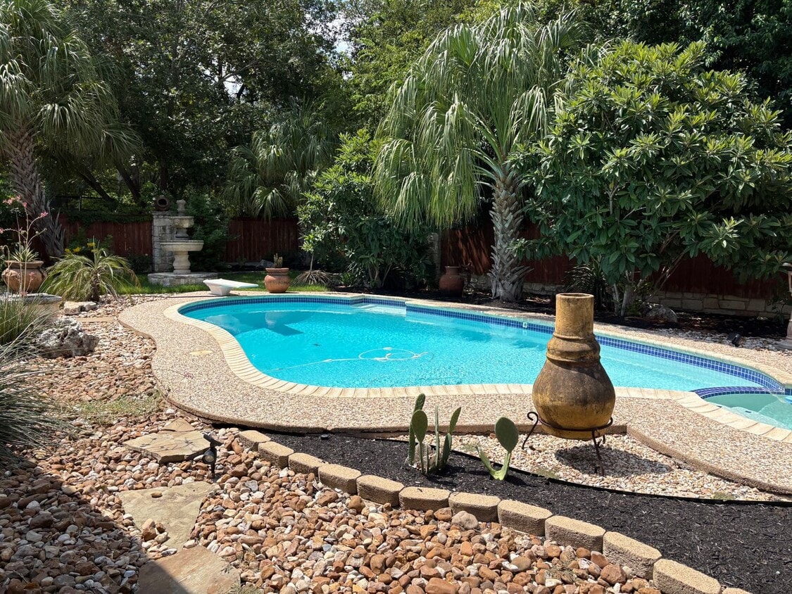 Primary Photo - 3/2 w/pool in private garden