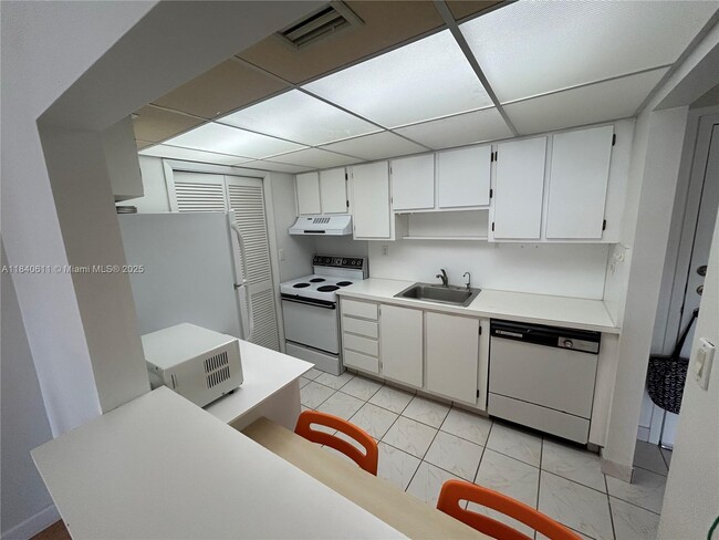Building Photo - 230 Lakeview Dr