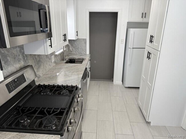 Foto del edificio - 1465 E 14 Mile Rd