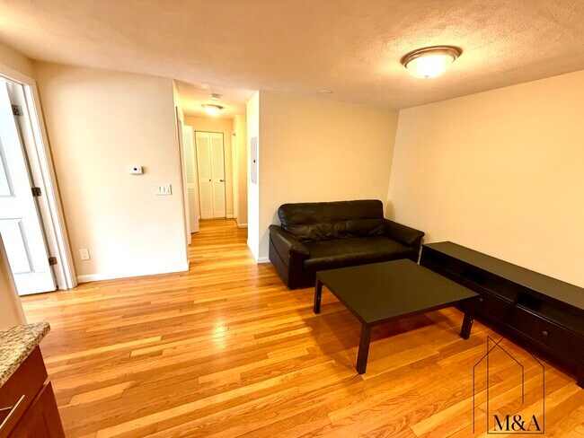 Building Photo - 197 Kent St