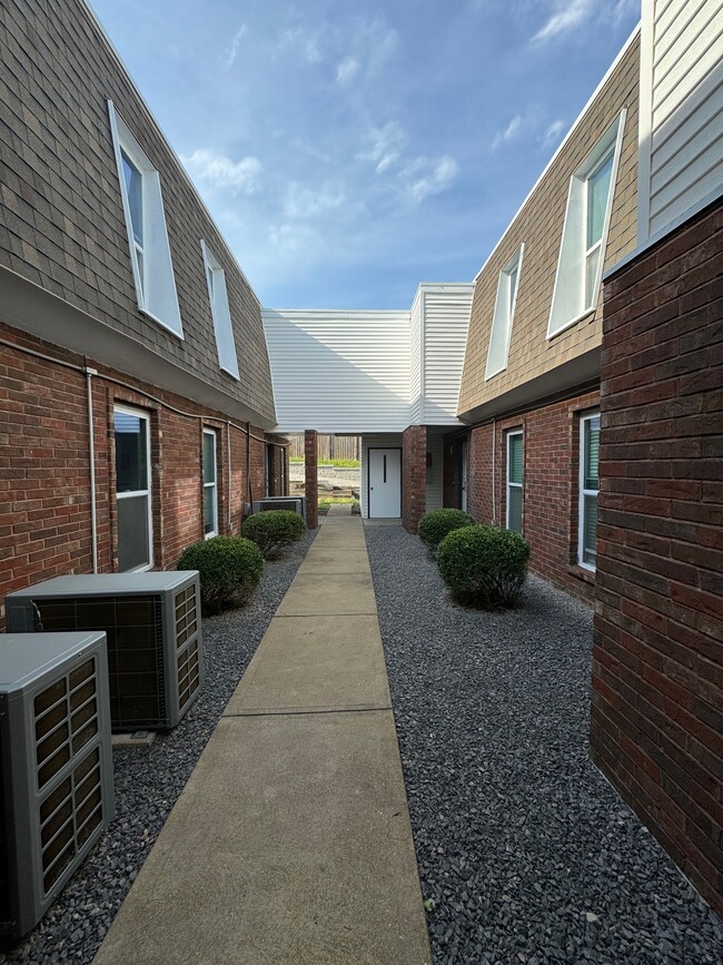 Building Photo - 9979 Chateau Roi Ct