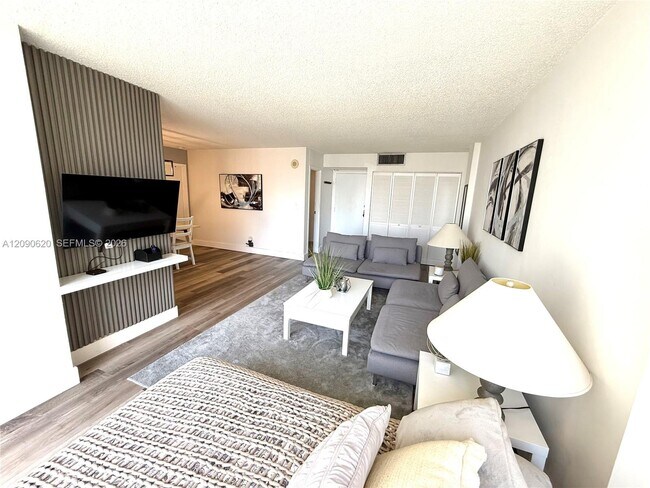 Foto del edificio - 17021 N Bay Rd